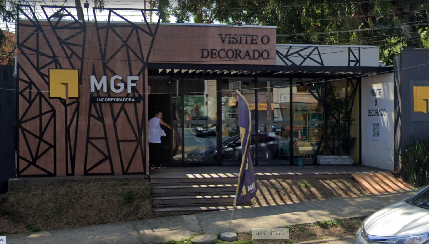 Leaves PDV exterior